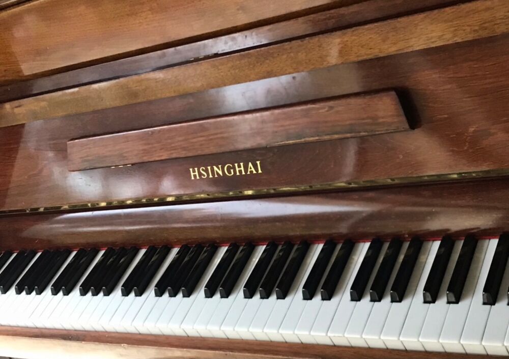 PIANO DROIT DE MARQUE &quot; HSINGHAI &quot; Instruments de musique