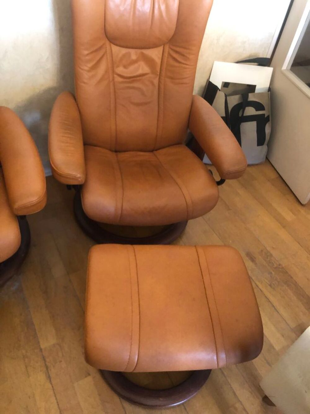 2 fauteuils cuir avec un repose pied Meubles
