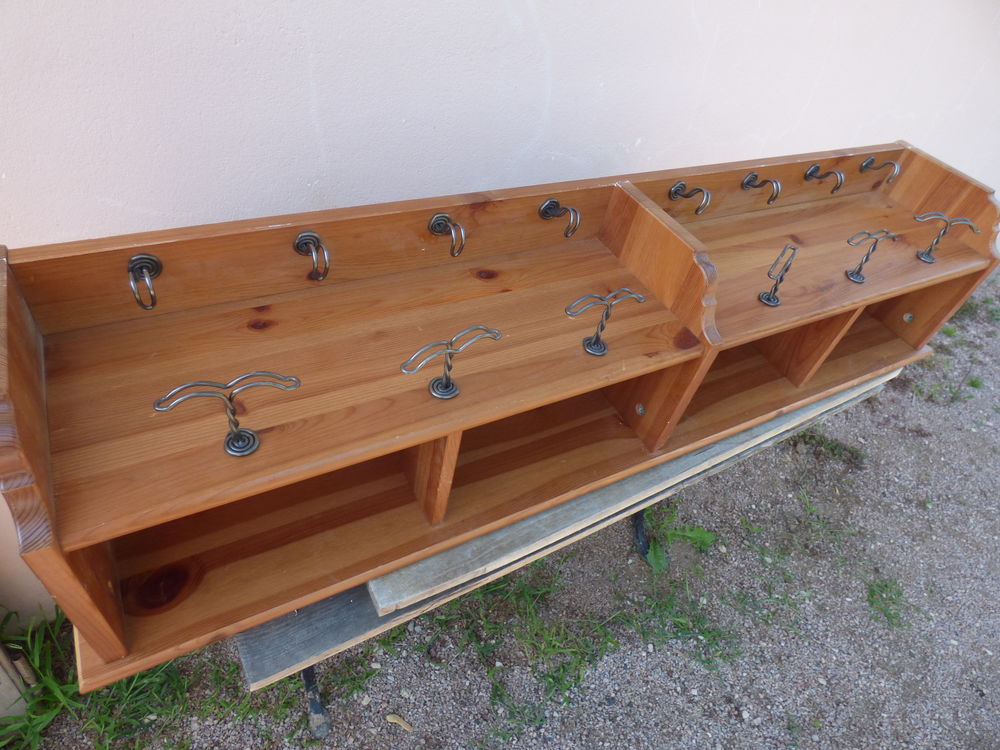 casiers porte-manteaux en bois et crochets m&eacute;tal Meubles