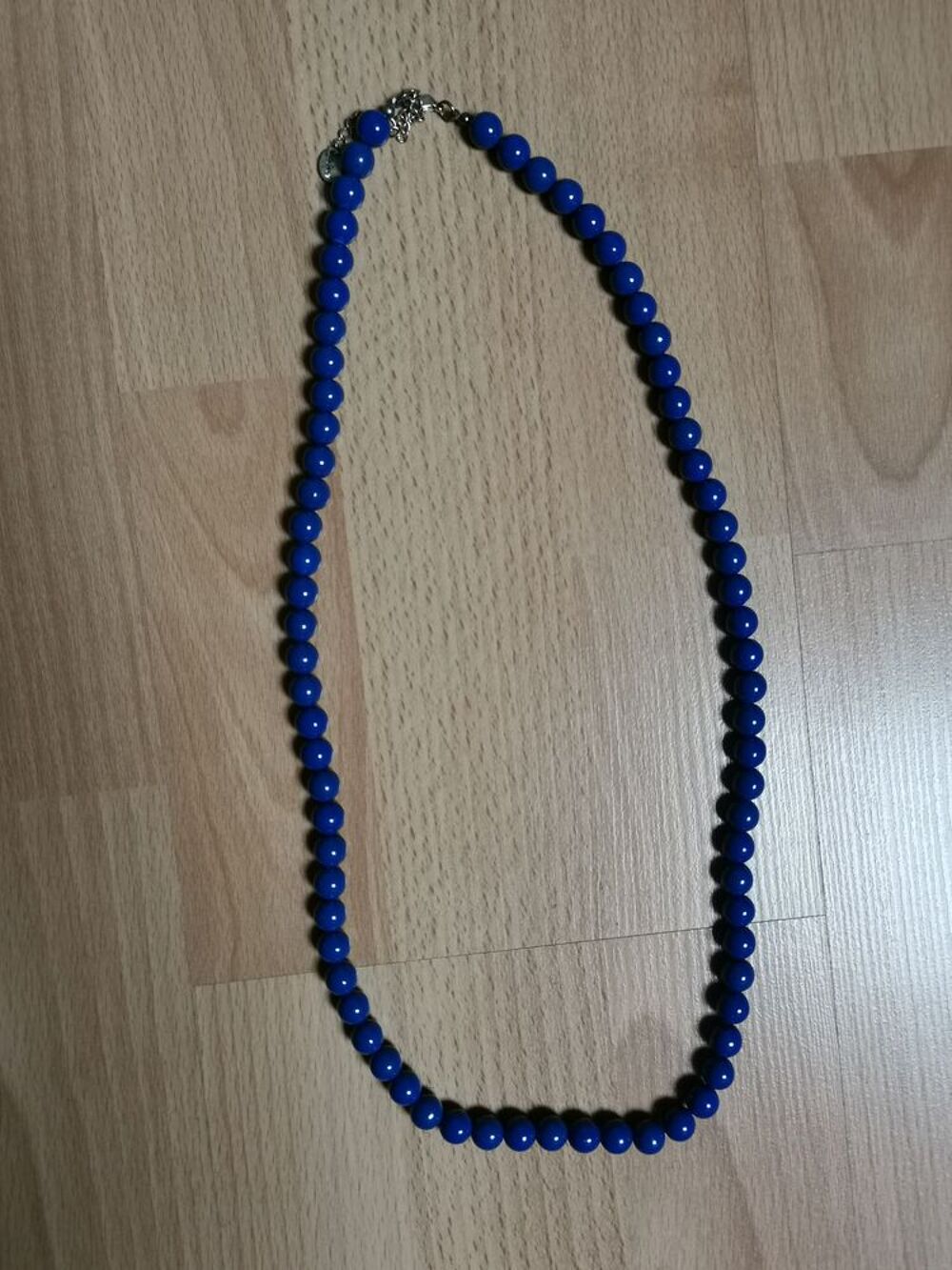 Collier boules bleu sans marque, jamais port&eacute;. Bijoux et montres