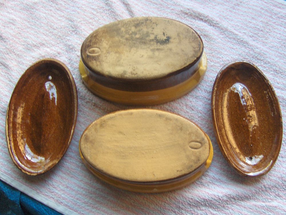 deux Terrines -- Ancien plat en terre cuite
tr&egrave;s bon &eacute;tat
Cuisine