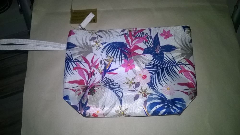 Trousse de maquillage
Isotherme
Neuve
Id&eacute;ale pour l'&eacute;t&eacute;
P Maroquinerie