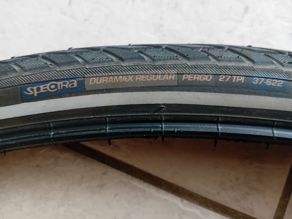 2 pneus de VTC 28 pouces Vélos