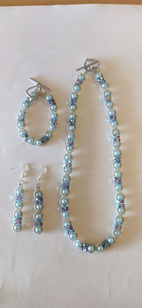 Parure en perles nacres et cristaux. 35 Le Tampon (97)