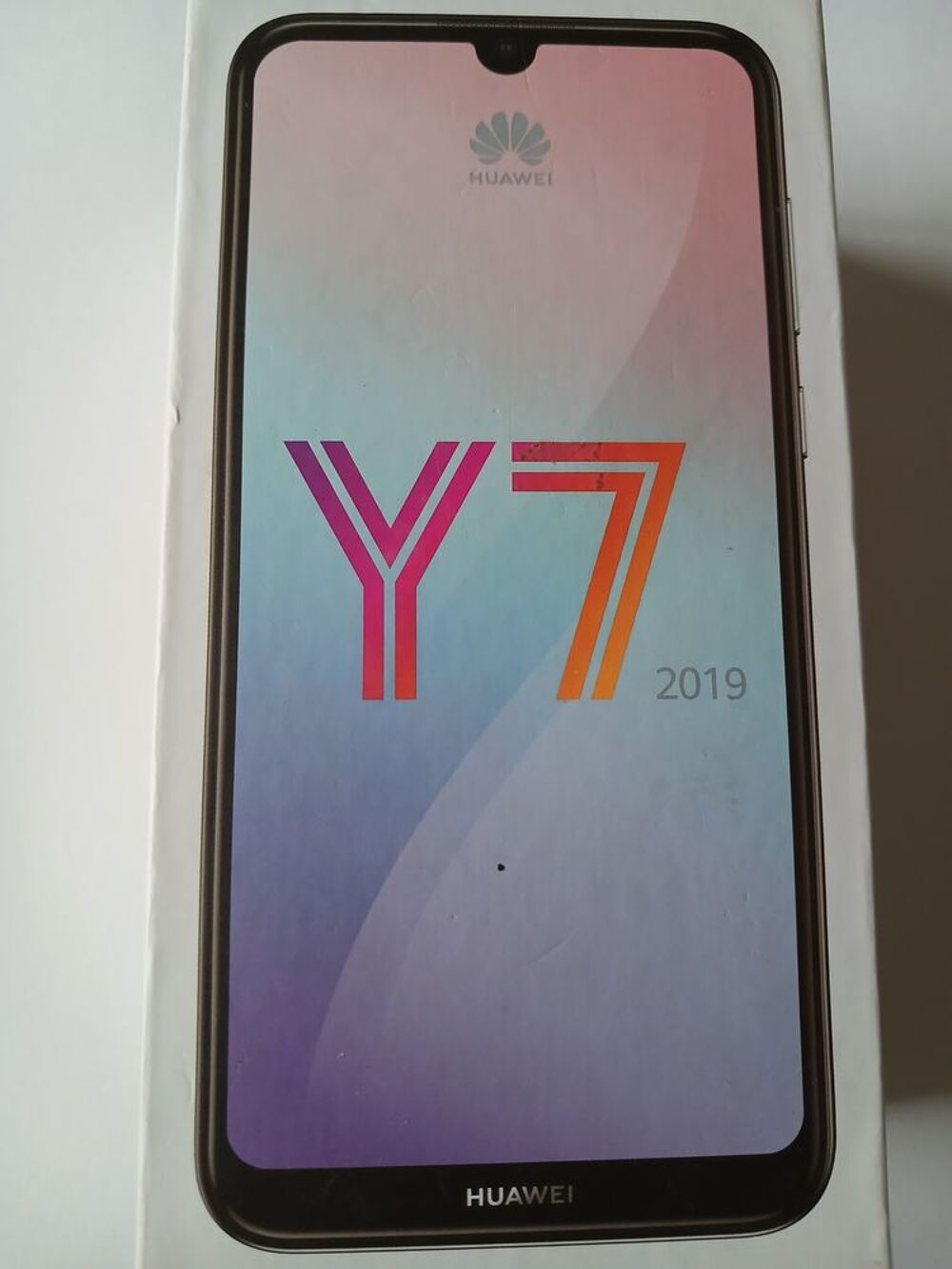 Smartphone Huawei Y7 2019 avec c&acirc;ble USB Téléphones et tablettes
