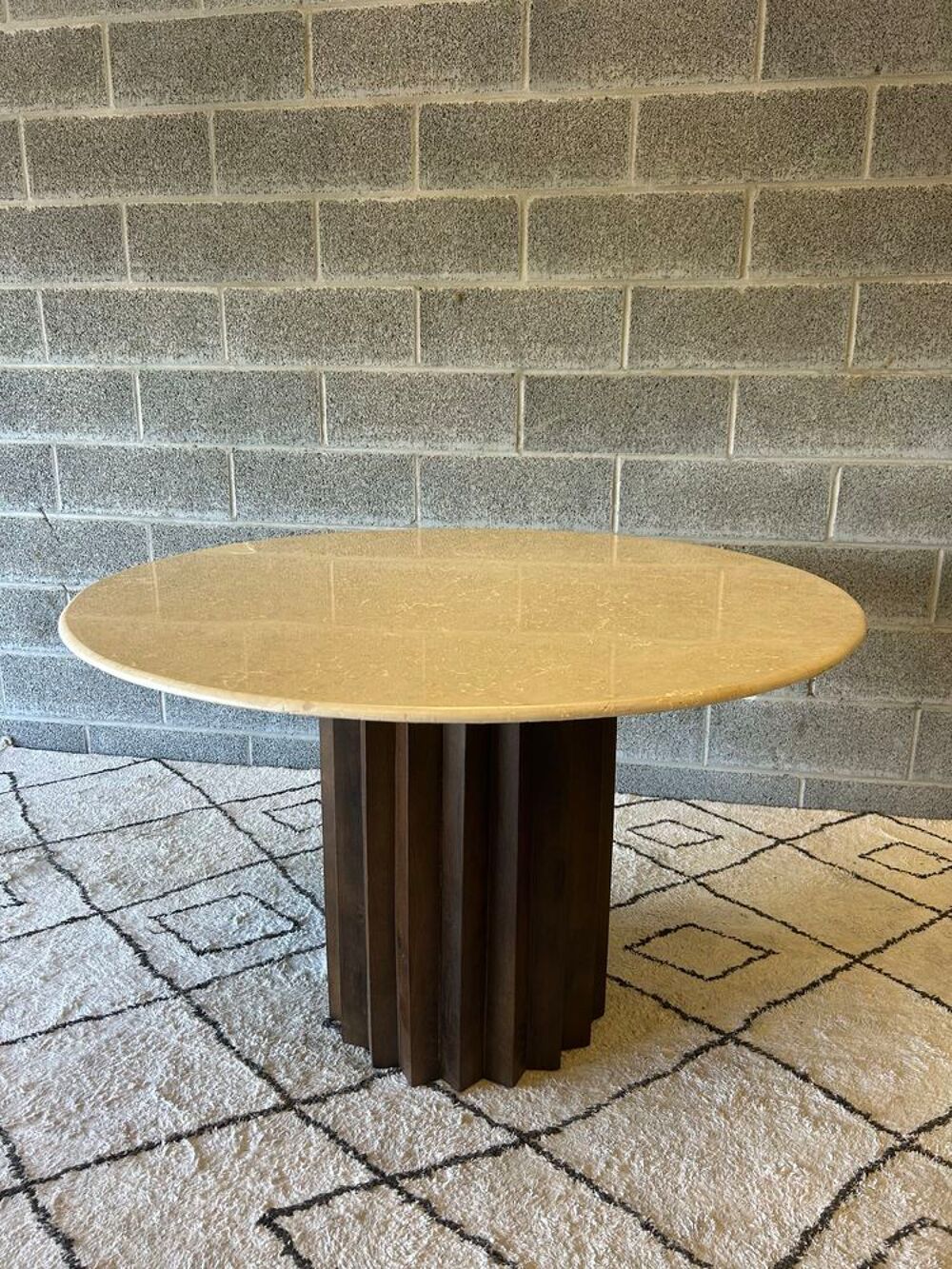 Table &agrave; manger ronde plateau en marbre et pieds en bois massif 4 places Meubles