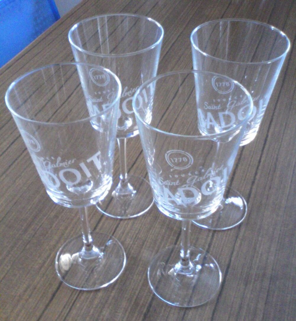 Lot de 4 verres &agrave; pied Badoit NEUF
Décoration