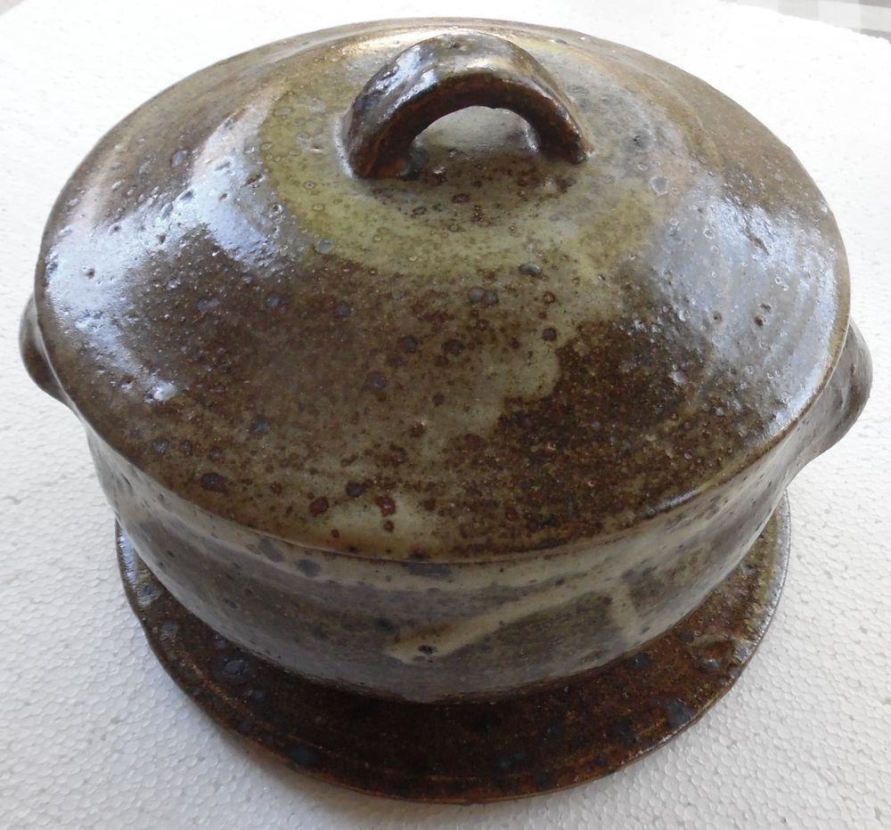 Soupi&egrave;re ancienne en gr&egrave;s sign&eacute;e mayo
H 13 cm X D 21 cm Cuisine