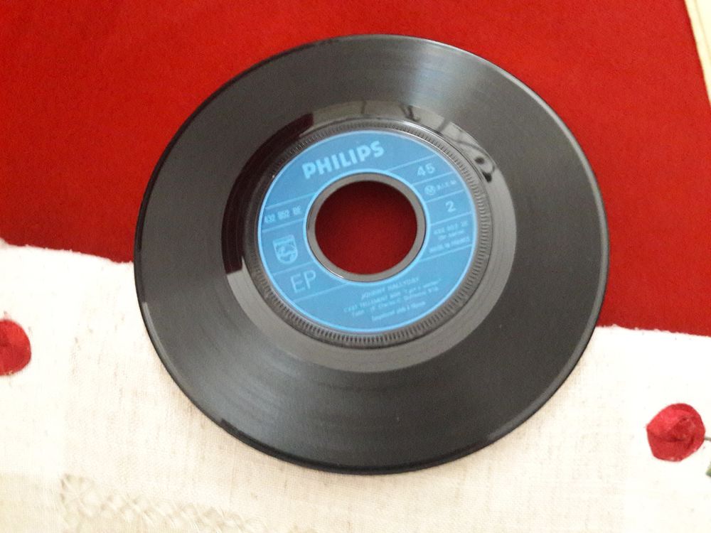 JOHNNY HALLYDAY 45 T LA BAGARRE CD et vinyles