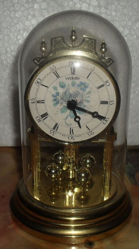 Pendulette dor�e sous cloche 
Marque Vedette 25 Montreuil (93)