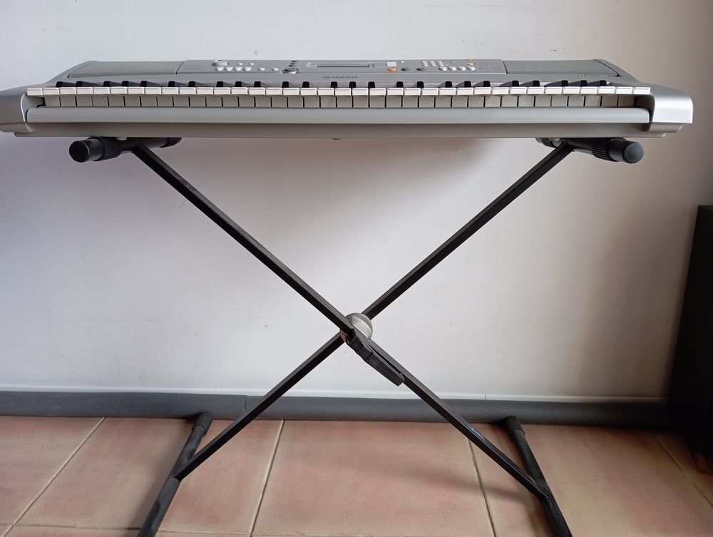 CLAVIER YAMAHA PSR-E303 Instruments de musique