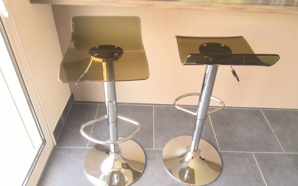 2 Tabourets chrom&eacute;s avec assises fum&eacute;es Meubles