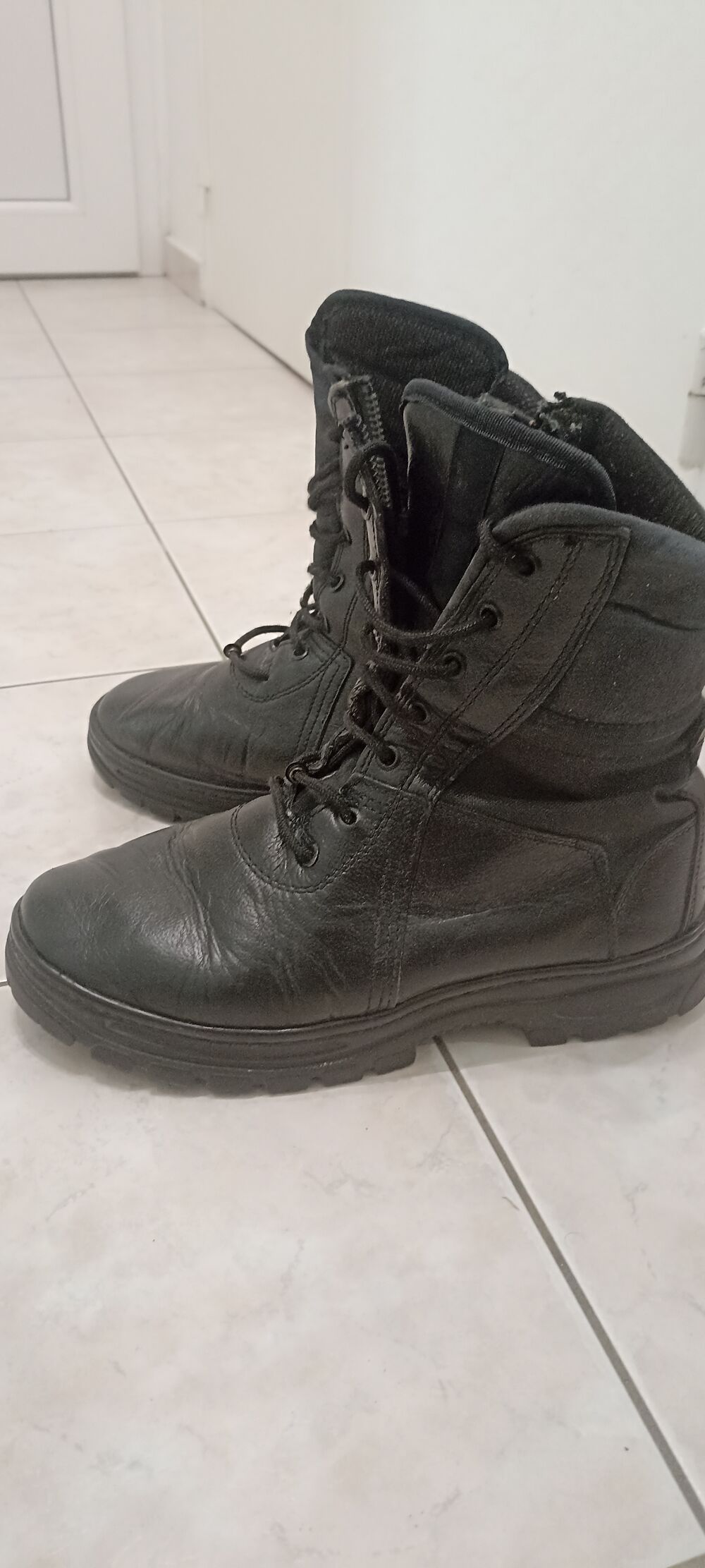 Chaussures montantes type rangers. Chaussures