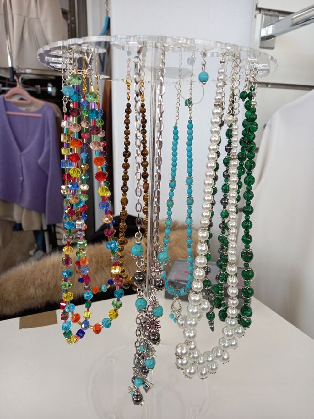 une collection de bijoux fantaisie Bijoux et montres