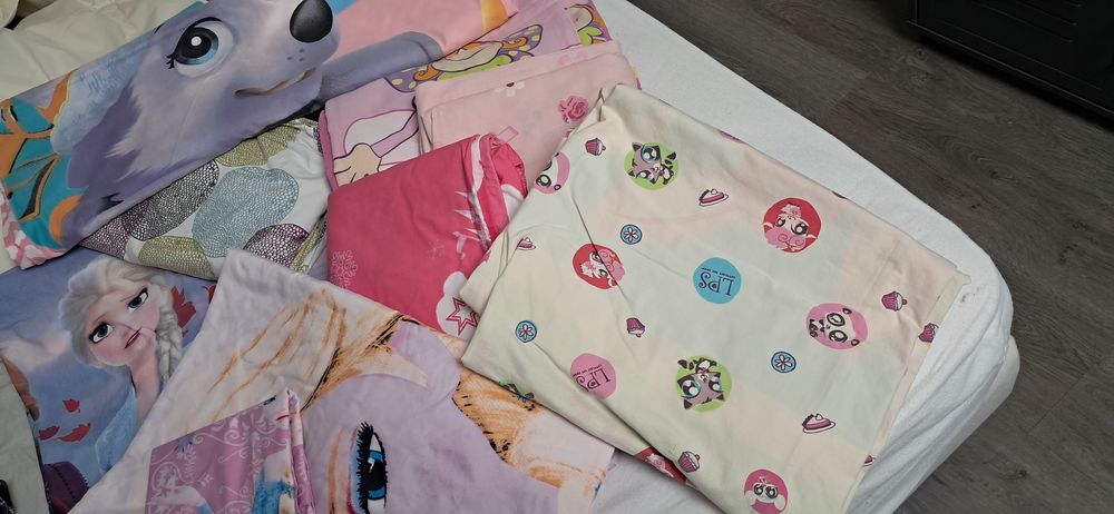 Lit enfant sur&eacute;lev&eacute;, matelas, linge de lit Mobilier enfants
