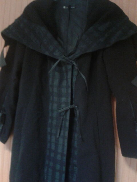 Manteau noir trs long.  60 Villeneuve-ls-Avignon (30)