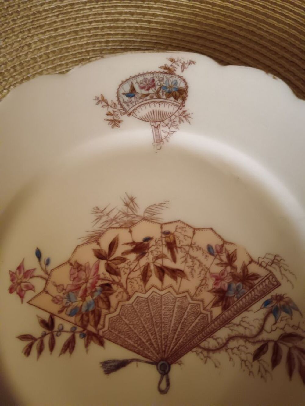 10 assiettes anciennes et une coupe sur pied en porcelaine Cuisine