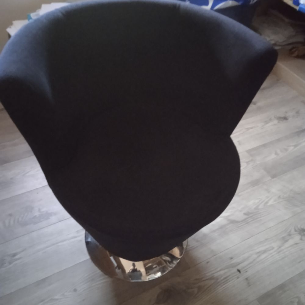 Grand Fauteuil pivotant noir 360&deg; pied inox il fait 78 cm Meubles
