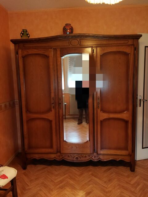 Armoire  très  bon état + 1 table de nuit Ménétreux-le-Pitois (21)