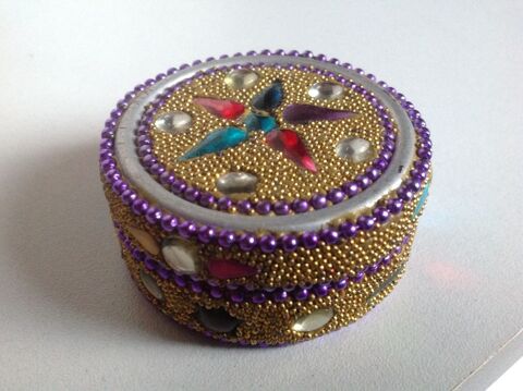 BOITE EN M�TAL RECOUVERTE de PERLES MOTIF �TOILES Envoi Poss 5 Tr�gunc (29)