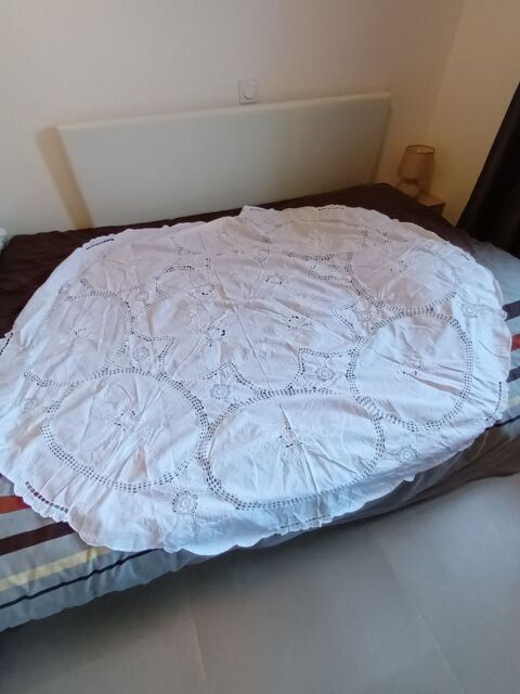 Nappe ronde blanche brod�e, ajour�e 30 Colombiers (34)