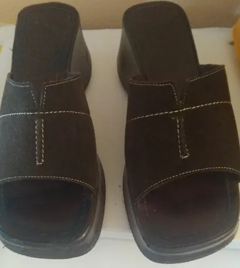 Sandales compens�es femme ? cuir marron, pointure 37
10 Montpellier (34)