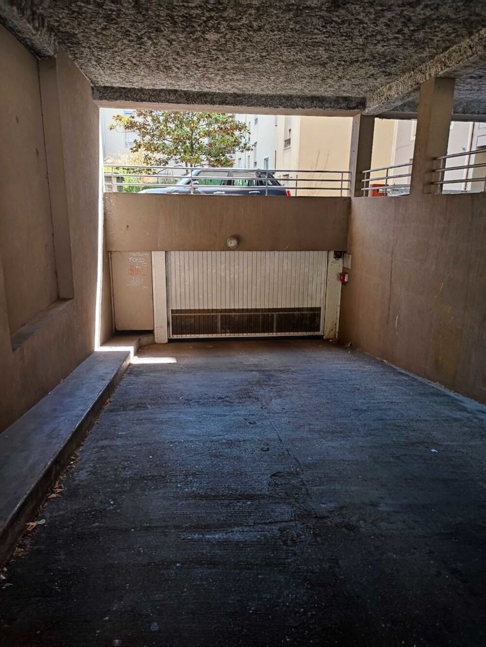 Location Parking/Garage Box de garage fermé à  louer €