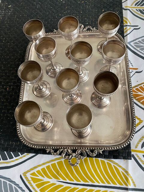 PLATEAU EN METAL ARGENTE ET SES 11 COUPELLES 40 Lamballe (22)