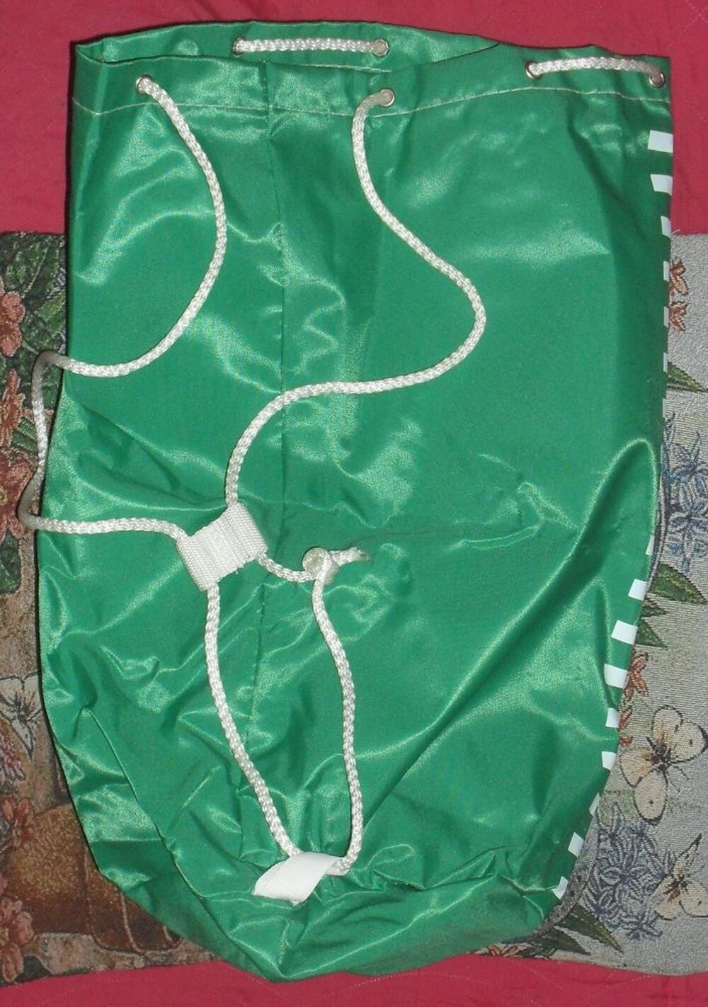 Sac &agrave; dos vert &agrave; rayures blanche NEUF. Maroquinerie