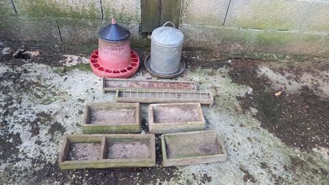 Lot distributeur grains et eau 20 16600 Mornac