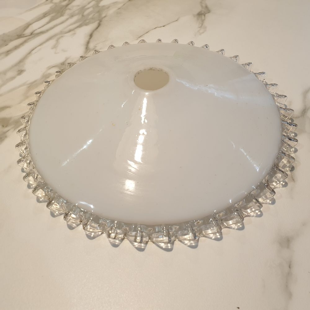 Abat-jour Suspension blanc ancien en verre opaline dentel&eacute; Décoration