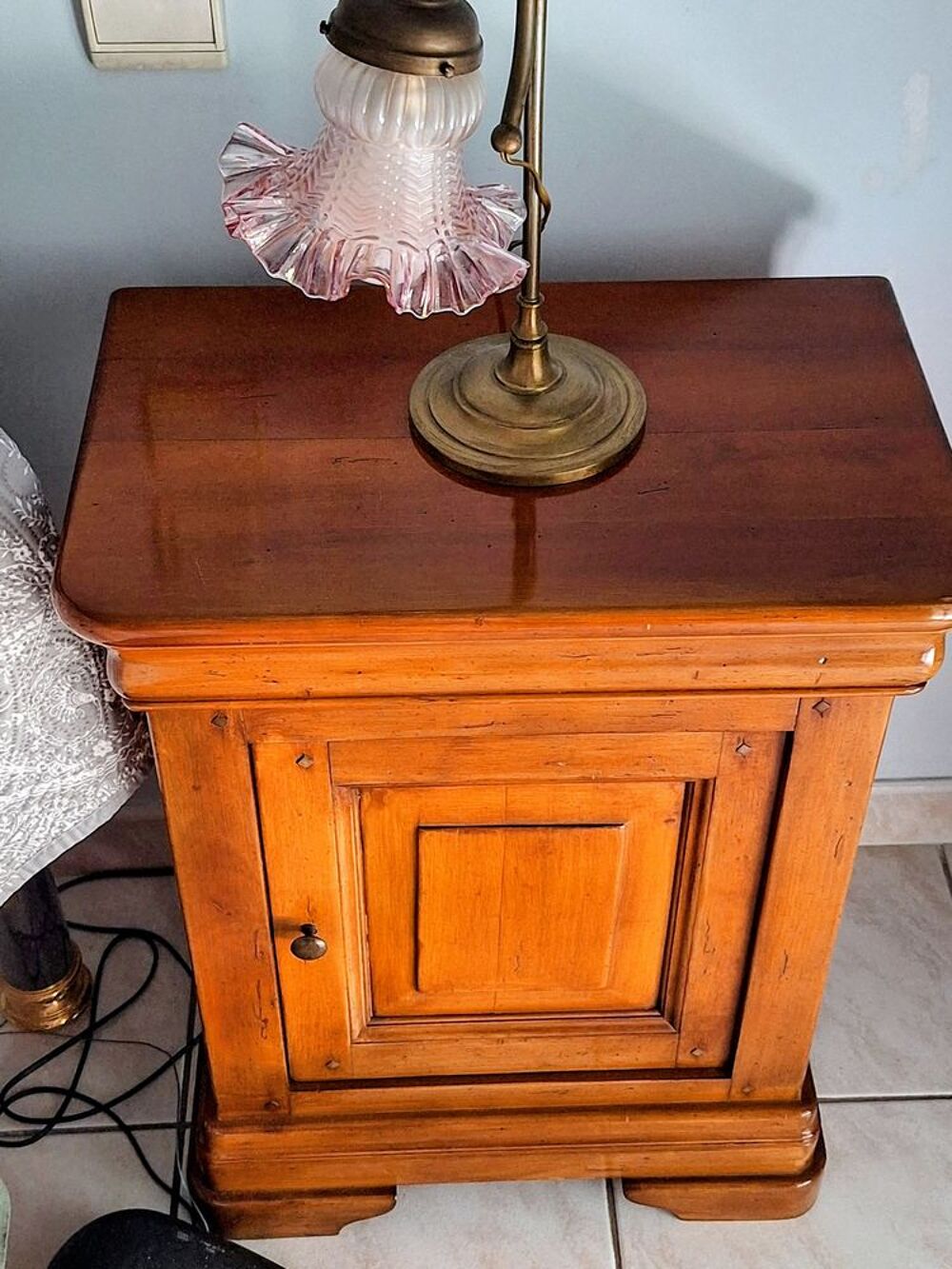  Armoire trois portes + deux tiroirs, et deux chevets. Meubles