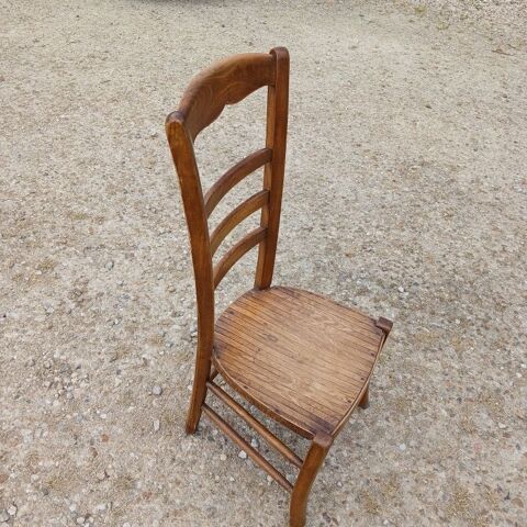 chaise basse ancienne 30 Vendeuvre-du-Poitou (86)
