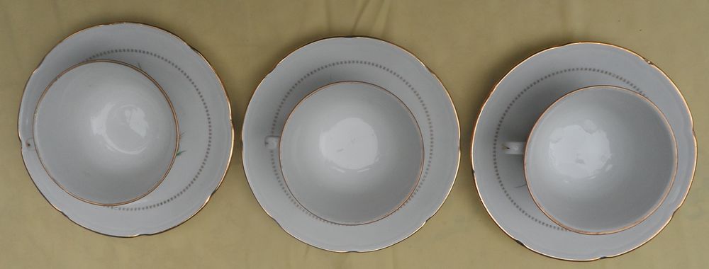 3 Tasses et soutasses en porcelaine de Vierzon d&eacute;cors fleurs Cuisine