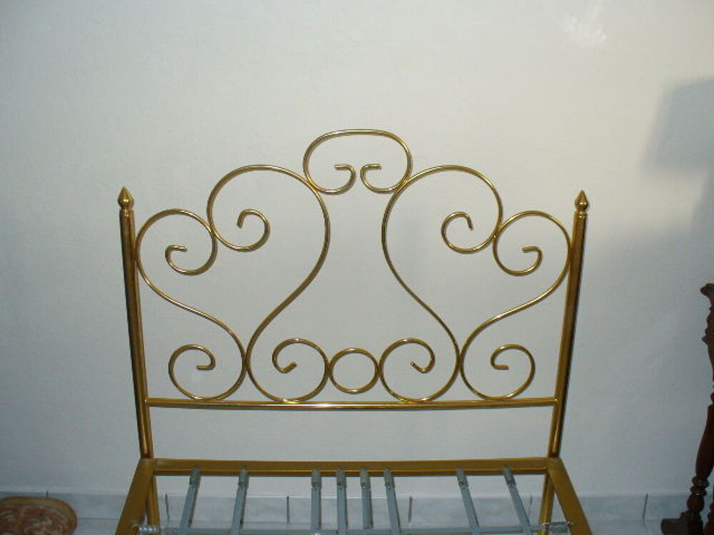 Lit m&eacute;tallique avec parements dor&eacute;s &amp; matelas 90 cm Meubles