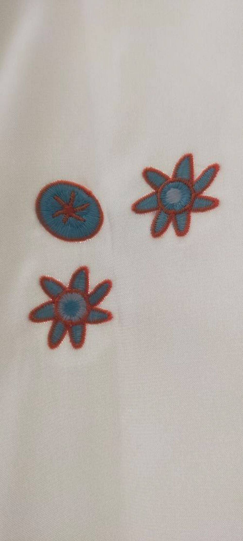 chemisier uni blanc cass&eacute; de chez C&amp;A Vêtements