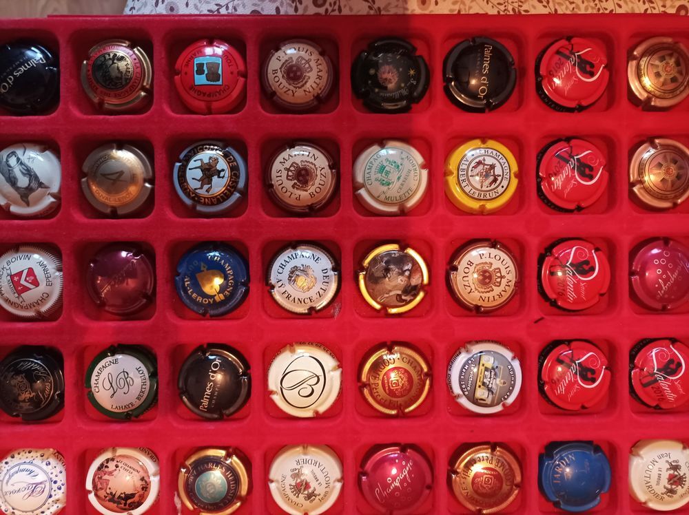 des milliers de capsules de champagne 