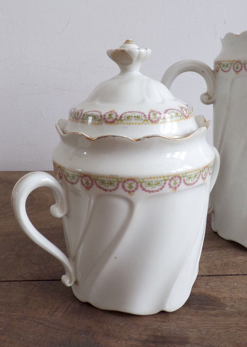 Cafeti&egrave;re en porcelaine blanche frise g&eacute;om&eacute;trique Cuisine