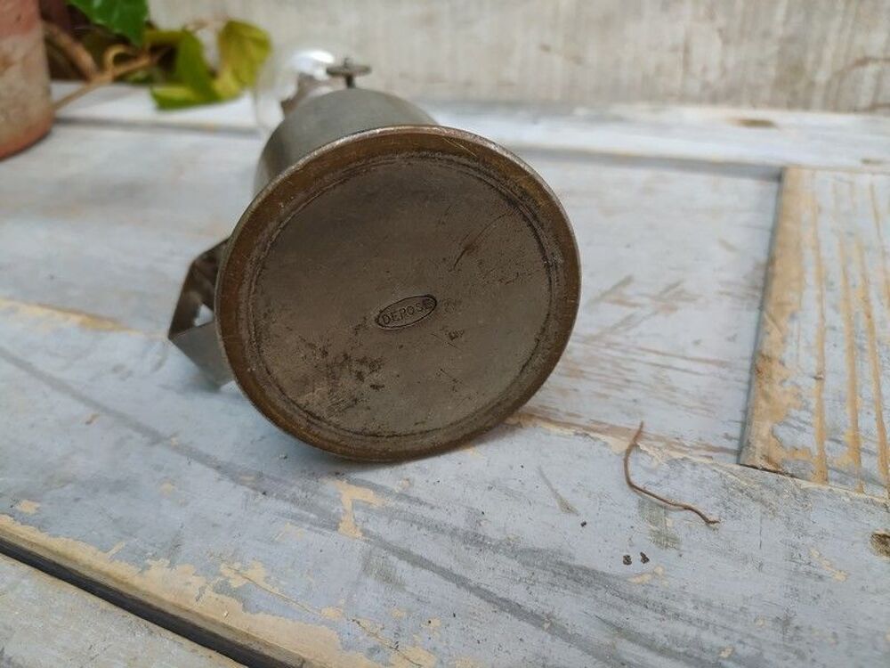 Ancienne Petite Lampe &agrave; P&eacute;trole Briquet sans Soudure
Décoration