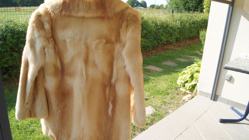veste en fourrure . Vtements