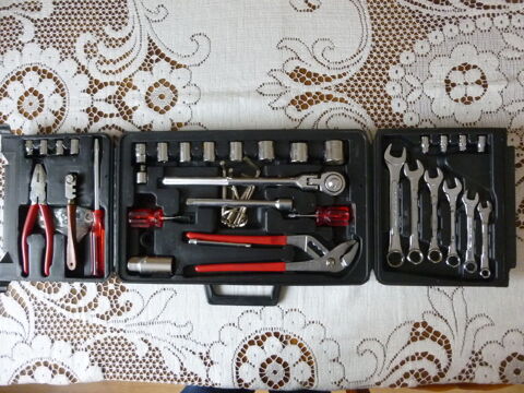 MALETTE / VALISE  D OUTILS DIVERS . 10 Urb�s (68)