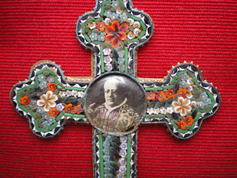 Croix en laiton et micro-mosa&iuml;que. 