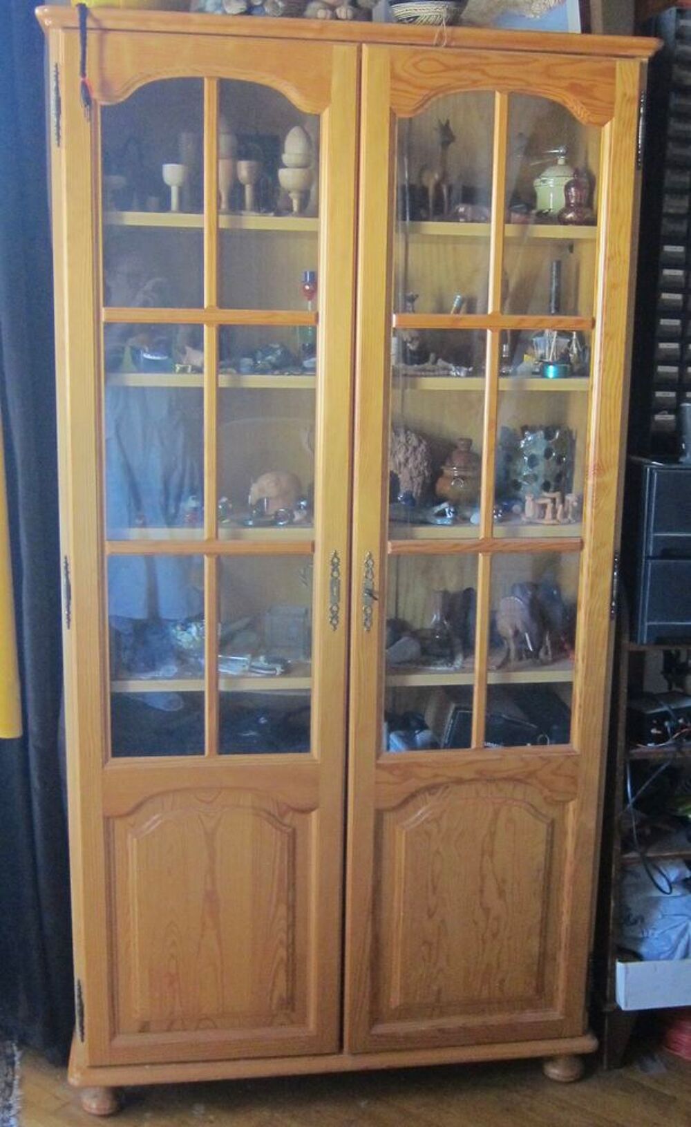 armoire vitrine en pin comme neuve Meubles
