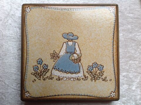 DESSOUS DE PLAT ANCIEN BOIS ET C�RAMIQUE FIGURE Envoi possib 19 Tr�gunc (29)