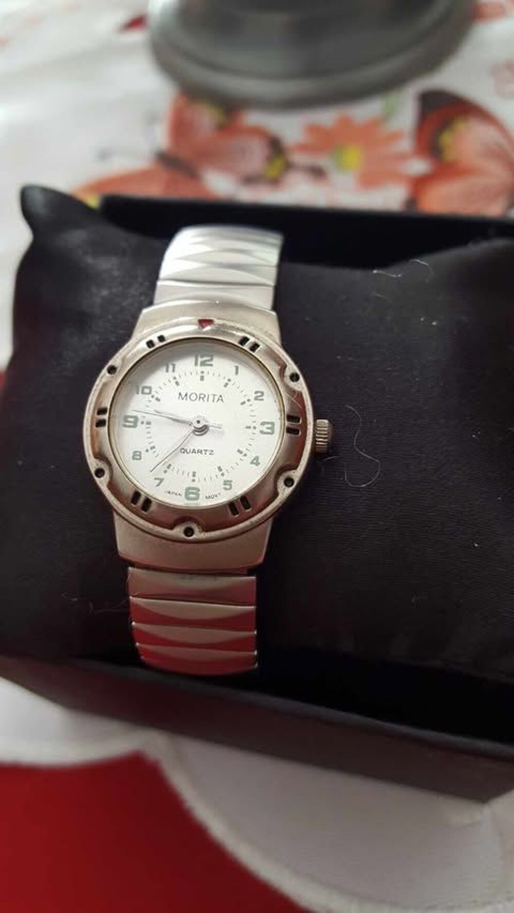  Quatre belles montres bracelet styl&eacute;es de valeur N&deg;1361 Bijoux et montres