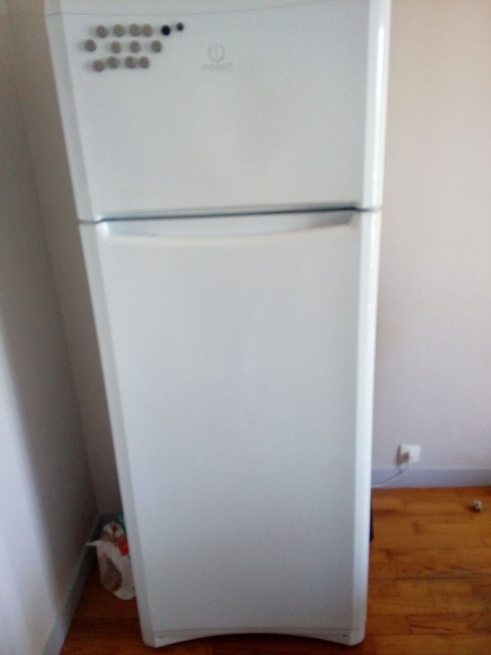 Grand r&eacute;frig&eacute;rateur blanc avec photos et garantie Electroménager