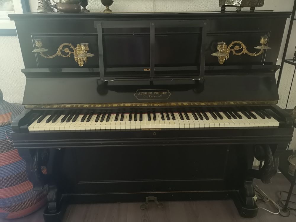 piano droit noir Instruments de musique