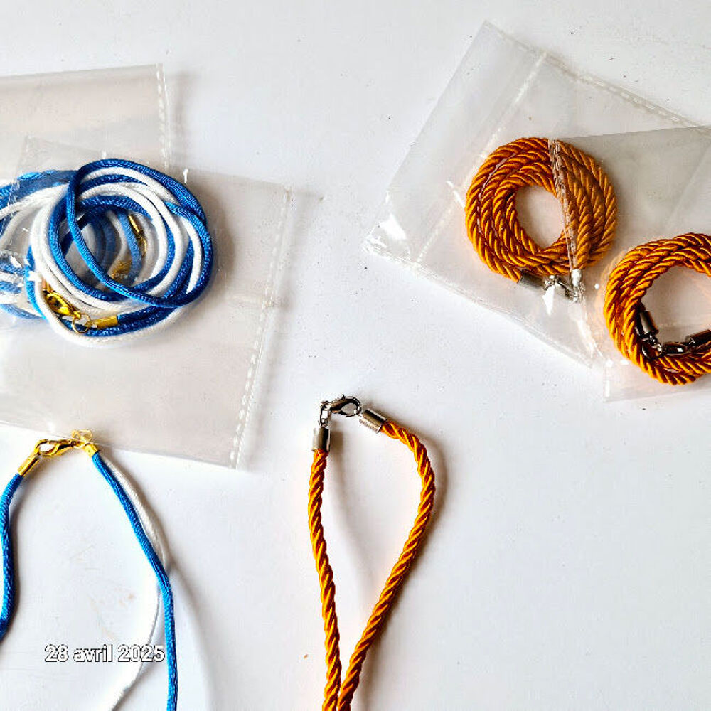 Lot de 12 colliers imitation corde, ou double, en satin avec Bijoux et montres