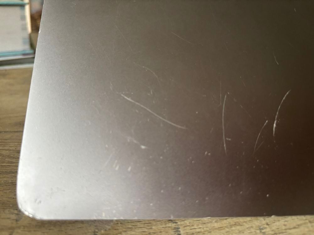 MacBook Air M1 2020 ? Fonctionnel, &eacute;cran interne HS, rayures Téléphones et tablettes