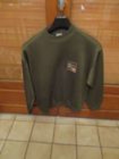 Pull vert kaki motif en haut � droite neuf = 3 euros 3 M�rignies (59)